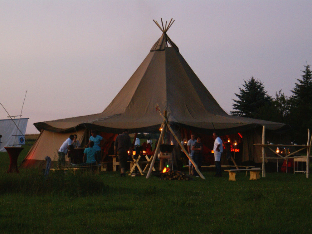 Feiern einmal anders - naturnah im Tipi auf dem Gelände der Fa. Richter in Klingenberg